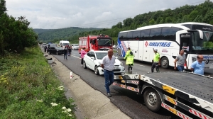 Oto kurtarıcıdan düşen araca, otomobil çarptı: 1 ölü, 4 yaralı (Galeri)