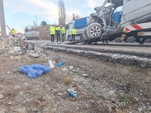 Otomobil direğe çarptı; aynı aileden 3 kişi öldü, 1 bebek yaralandı(Galeri)