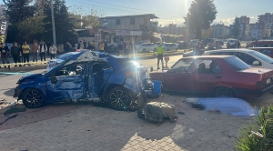 Otomobil, otobüs durağına daldı; evli çift yaşamını yitirdi(Galeri)