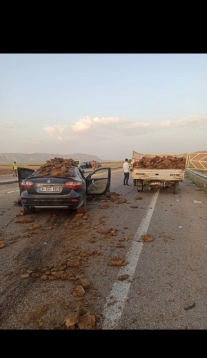 Otomobil, tezek yüklü kamyonete çarptı: 1 ölü, 9 yaralı(Galeri)