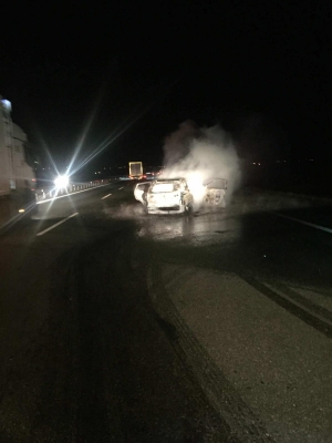 Otoyolda TIR'ın parçalanmış lastiğine çarpan otomobil alev alev yandı(Galeri)