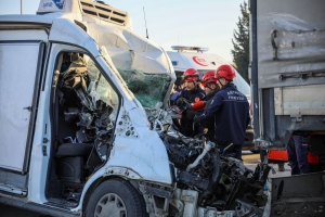 Park halindeki TIR'a çarpan minibüsün sürücüsü öldü(Galeri)