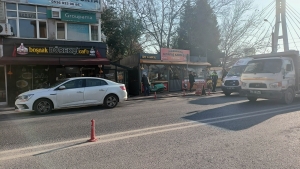 Polis merkezinin karşısındaki börekçinin önünde otururken bıçaklandı(Galeri)