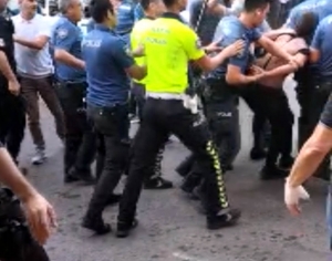 Polise saldırdılar, linç edilmekten polis kurtardı(Galeri)