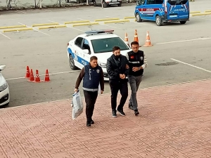 Polisin dikkatiyle yakalanan hırsızlık şüphelinin üzerinden başkasına ait kimlik çıktı(Galeri)