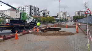 Sağanak nedeniyle yol çöktü, cadde trafiğe kapatıldı(Galeri)