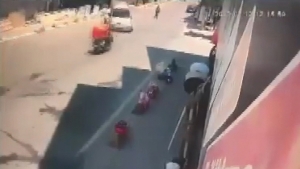 Sancaktepe'de motokuryeyle otomobilin çarpışması kamerada (Galeri)