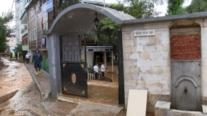 Sarıyer’de cami ve işyerlerini su bastı(Galeri)