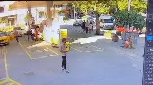 Sarıyer'de otomobil akaryakıt istasyonuna böyle girdi(Galeri)