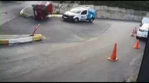Sarıyer'de virajı alamayan otomobil karşıdan gelen araca çarptı (Galeri)