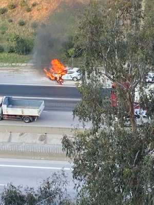 Seyir halinde motoru tutuşan otomobil, kullanılmaz hale geldi(Galeri)