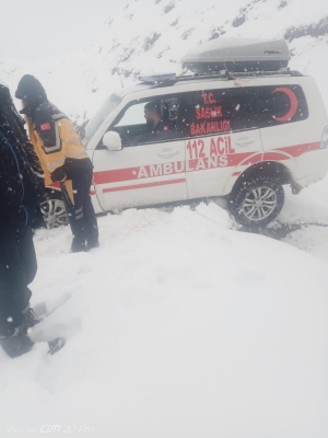 Siirt'te yolda mahsur kalan ambulansı karla mücadele ekipleri kurtardı(Galeri)