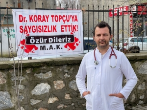 Tartıştıkları doktordan pankartla özür dilediler(Galeri)