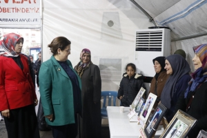 TBMM İnsan Hakları İnceleme Komisyonu Başkanı Derya Yanık, evlat nöbetindeki aileleri ziyaret etti(Galeri)