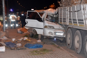 TIR’ın altına giren minibüs sürücüsü öldü(Galeri)