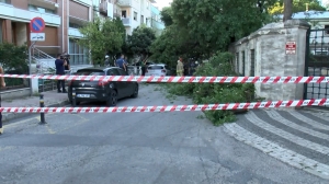 Üsküdar'da ağaç devrildi; otomobil hasar gördü(Galeri)