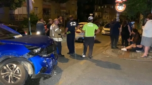 Üsküdar'da iki araç çarpıştı: 2'si çocuk 3 yaralı(Galeri)