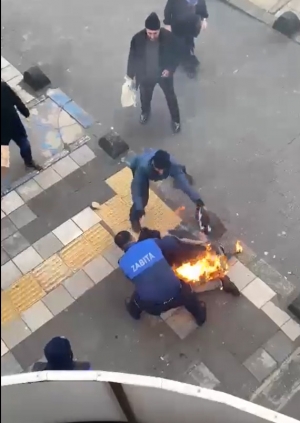 Üzerine benzin döküp kendini ateşe veren seyyar satıcı yaralandı(Galeri)