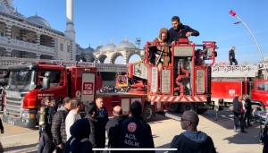 Yangın çıkan binada mahsur kalanları itfaiye kurtardı(Galeri)