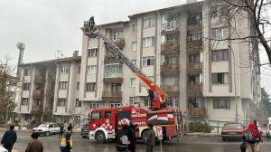 Yangında dumandan etkilenenler, balkondan tahliye edildi(Galeri)