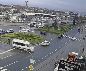 Yaya geçidinde otomobilin çarptığı kadın yaralandı; kaza anı kamerada(Galeri)