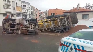 Yük boşaltırken devrilen harfiyat kamyonunun sürücüsü yaralandı; olay anı kamerada(Galeri)