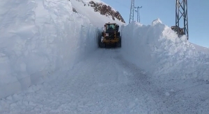 Yüksekova'da 7 kilometrelik yol, 4 metrelik kardan temizlendi(Galeri)