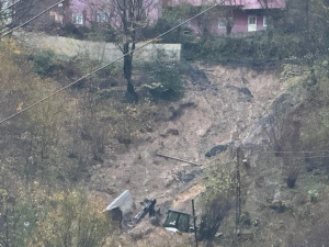 Zonguldak'taki heyelan; toprak altında kalan anne ile oğlu aranıyor(Galeri)