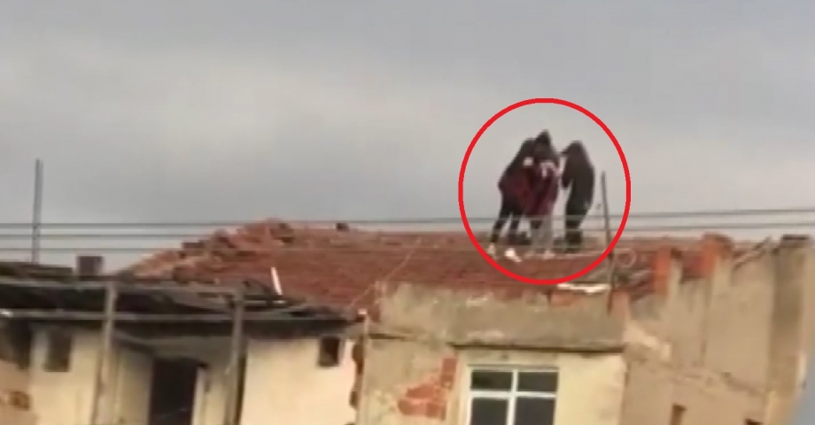 3 genç kız, çatıya çıkıp, tehlikeye aldırış etmeden video çekti 