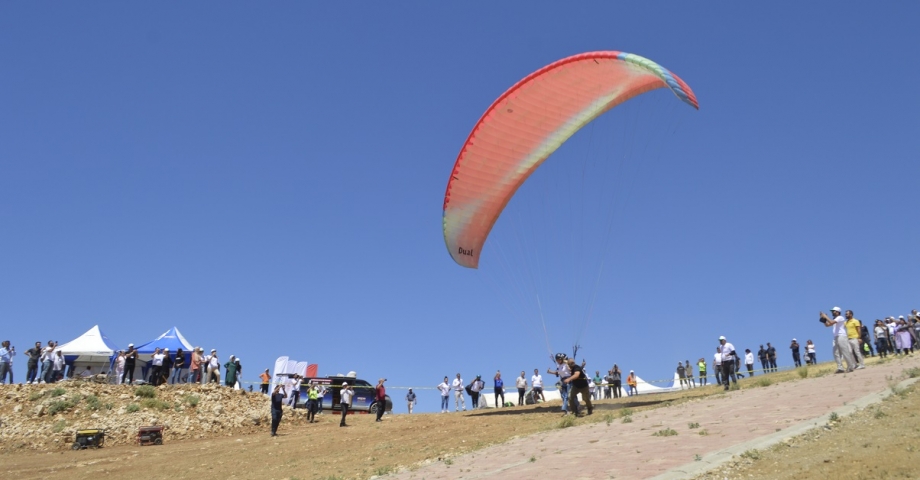 Adıyaman'da yamaç paraşütü festivali düzenlendi