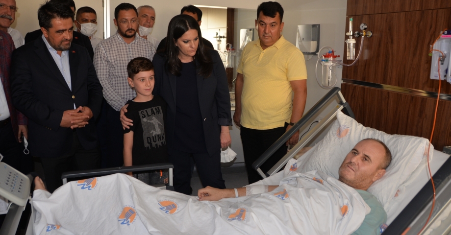 AK Parti Genel Başkan Yardımcısı Sarıeroğlu'ndan yaralı polise ziyaret