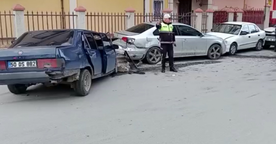 Alkollü sürücünün kullandığı otomobil, park halindeki araçlara çarptı