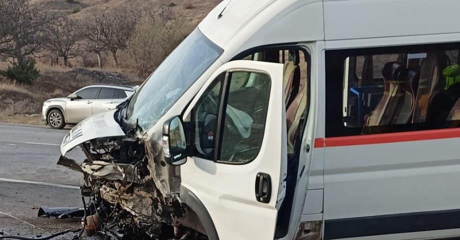 Amasya'da öğrenci servisi ile otomobil çarpıştı: 5'i öğrenci 6 yaralı