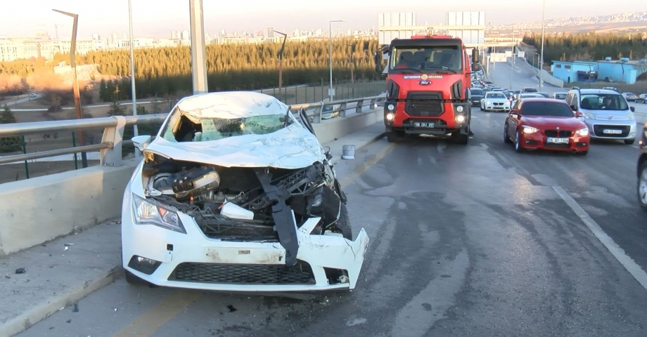 Ankara'da kontrolden çıkan otomobil, karşı yola uçtu: 3 yaralı