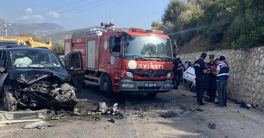 Antalya'da minibüs ile otomobil çarpıştı; dede- torun öldü, 4 yaralı 