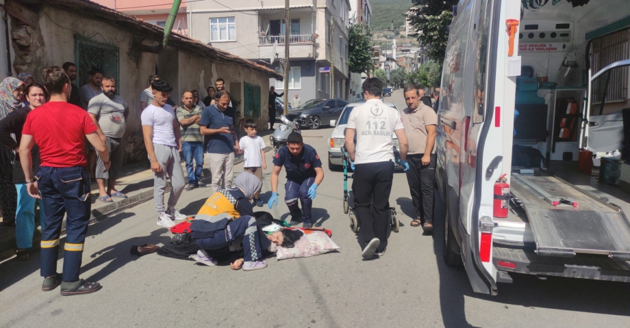 Ara sokakta otomobilin çarptığı Zekiye, savrularak yaralandı
