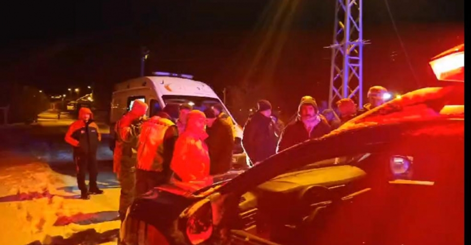 Ardahan'da minibüs şarampole devrildi: 15 yaralı