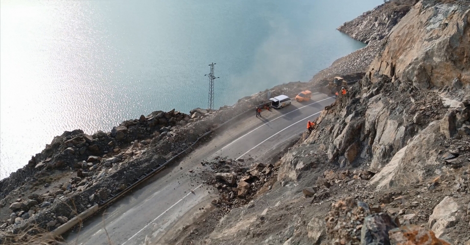 Artvin'de riskli kayalar için endüstriyel dağcılar devrede