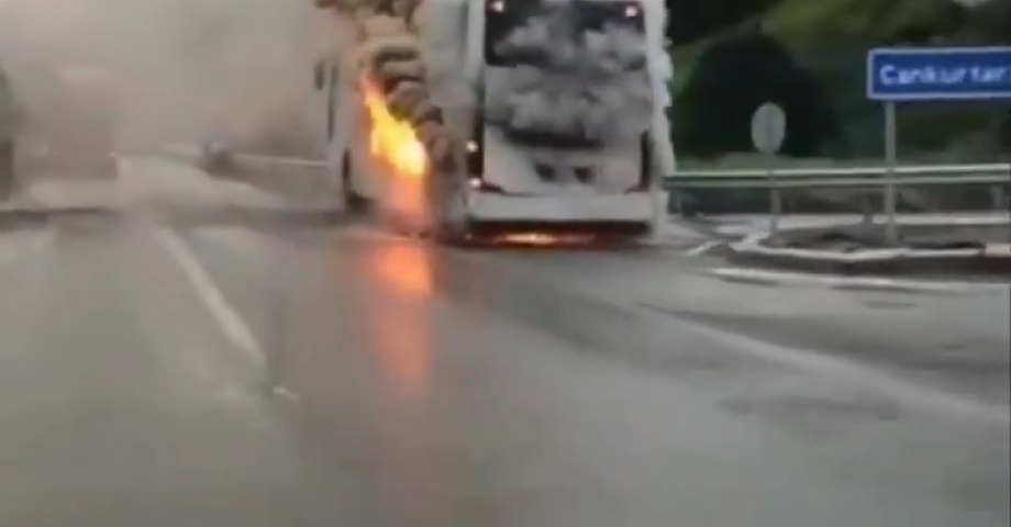 Artvin'de, seyir halindeki yolcu otobüsü alev alev yandı