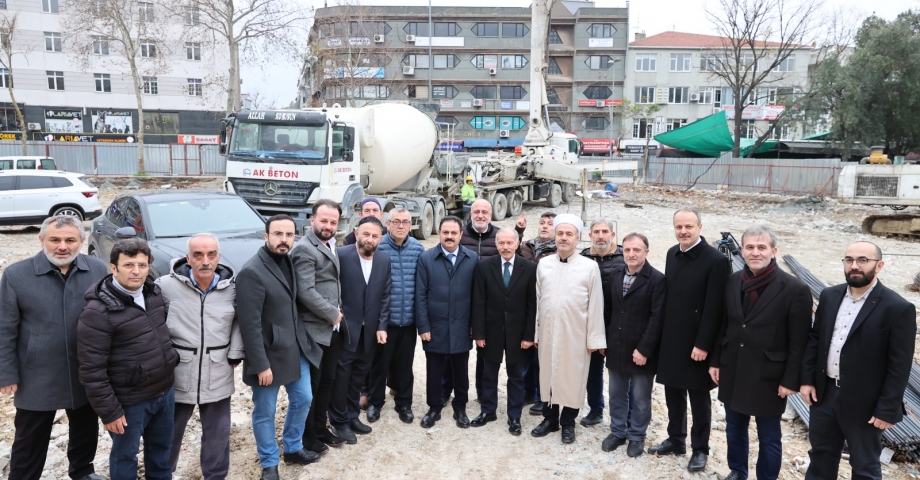 Atila Aydıner'in inşaatını başlattığı, Hoca Hayri Efendi Merkez Camii'nin çalışmaları devam ediyor 