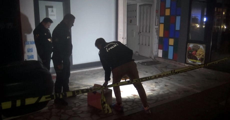  Avcılar'da kanlı tartışma: Oğlunu öldürdü, baba ve annesini bıçaklayıp kaçtı - 1