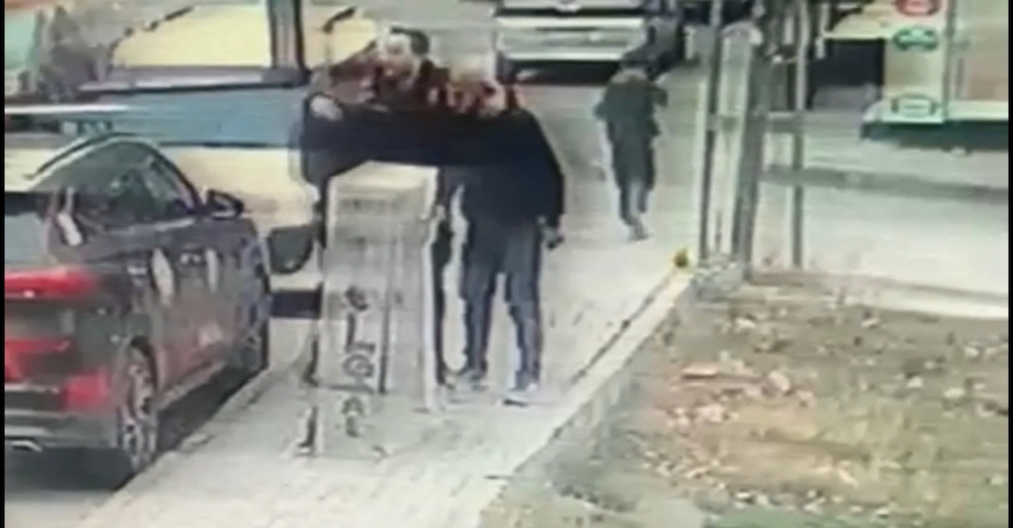 Avcılar'da polisin gözü önünde uyuşturucu alışverişi yapan şüpheliler yakalandı 