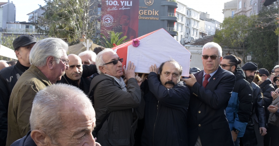 Ayla Algan alkışlarla son yolculuğuna uğurlandı