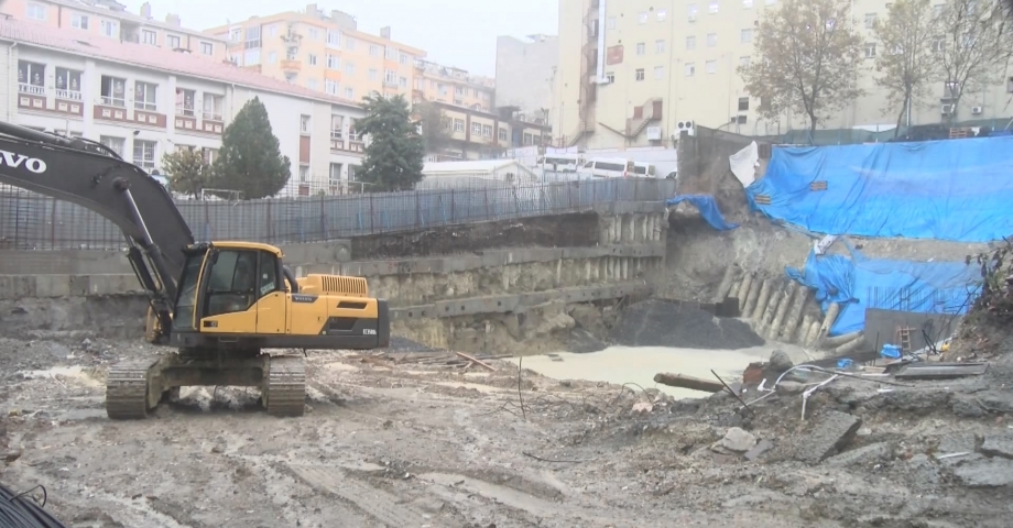 Bağcılar’da ilkokulun yanındaki inşaatın istinat duvarı çöktü