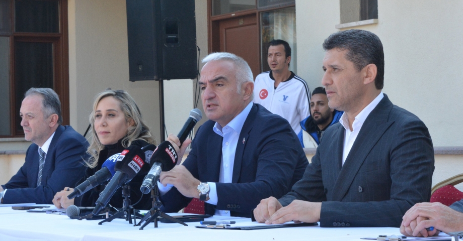 Bakan Ersoy: Antalya rekor kırmaya devam edecek