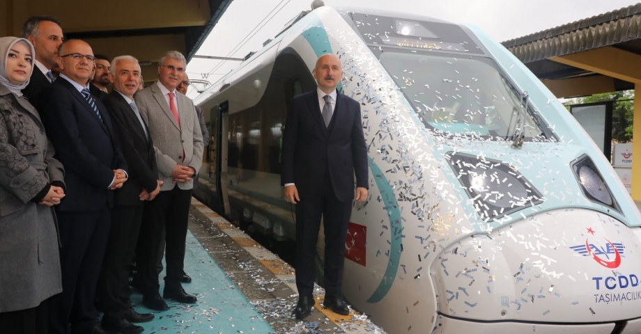 Bakan Karaismailoğlu: Milli tren bugün yolcu taşımaya başlayacak