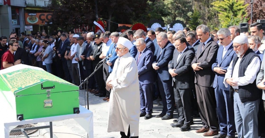 Bakan Özer, Bakan Yardımcısı Yılmaz'ın annesinin cenazesine katıldı