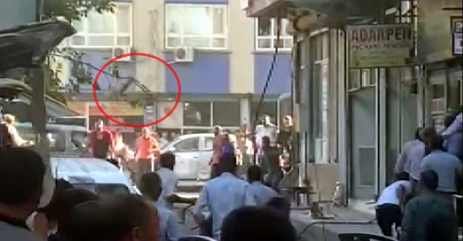 Barışmak için buluşup taşlı, sopalı, sandalyeli kavga ettiler; o anlar kamerada