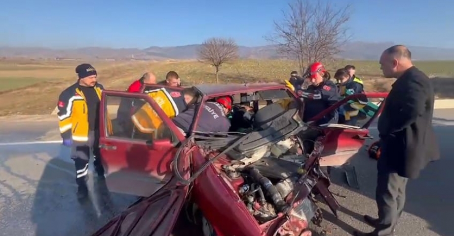 Bariyere çarpan otomobilinde sıkışan sürücüyü itfaiye kurtardı