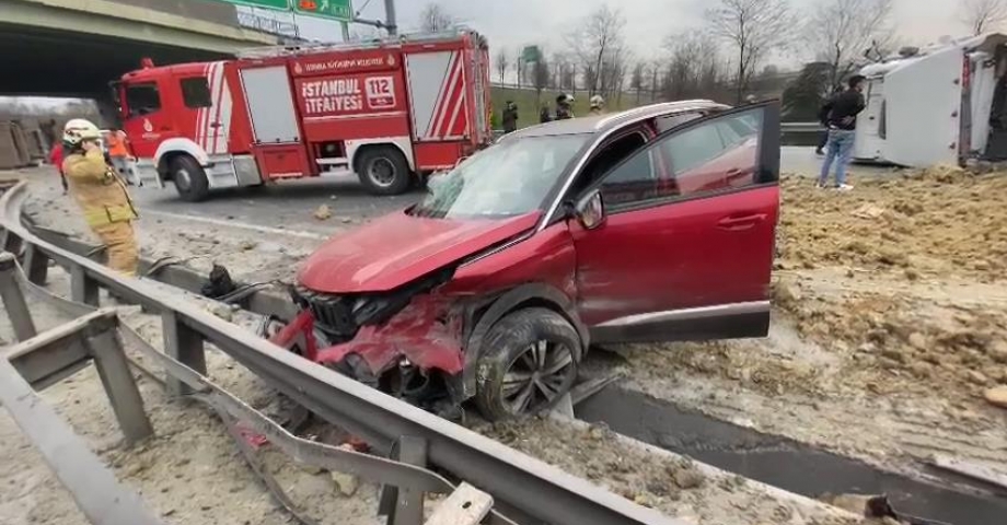 Basın Ekspres Yolu'nda iki kamyon devrildi: 4 yaralı-2